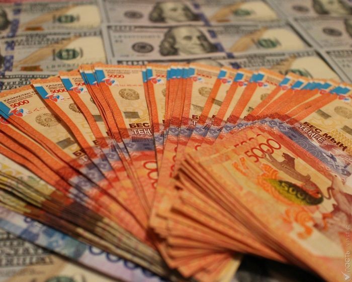 Эксперт предлагает Нацбанку выкупить валютные кредиты и ввести ограничения по кредитованию физлиц в валюте
